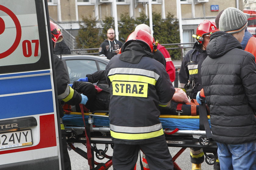 Auto wjechało w przystanek. Dwie osoby w szpitalu