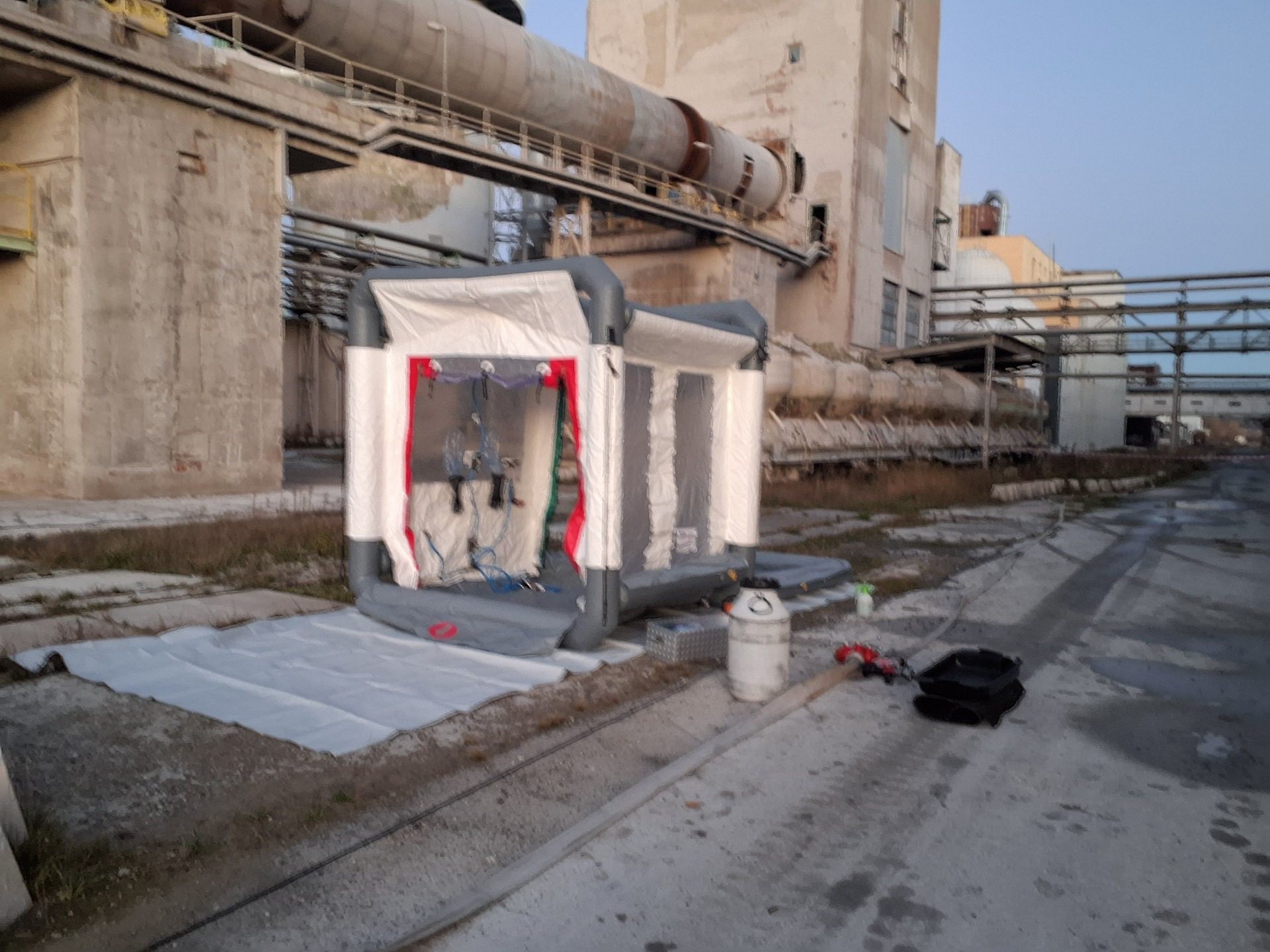 V Hencovciach unikala nebezpečná látka v priemyselnom objekte.