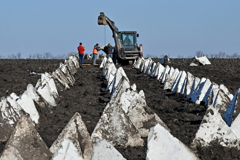 Ukraińcy wznoszą fortyfikacje w regionie Charkowa, marzec 2024 r.