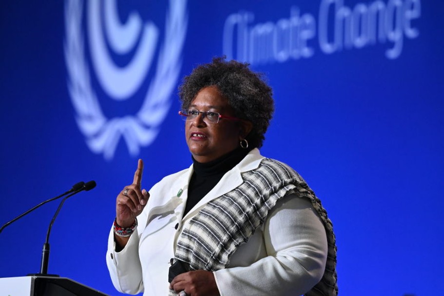 Premierka Barbadosu Mia Mottley przemawia podczas ceremonii otwarcia Konferencji klimatycznej ONZ COP26 1 listopada 2021 r. w Glasgow w Szkocji. Mottley skrytykowała brak dostatecznego finansowania małych państw wyspiarskich, co może skutkować zagrożeniem egzystencjalnym tych krajów