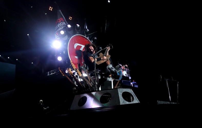 Dave Grohl podczas występu na koreańskim Ansan M Valley Rock Festival 2015