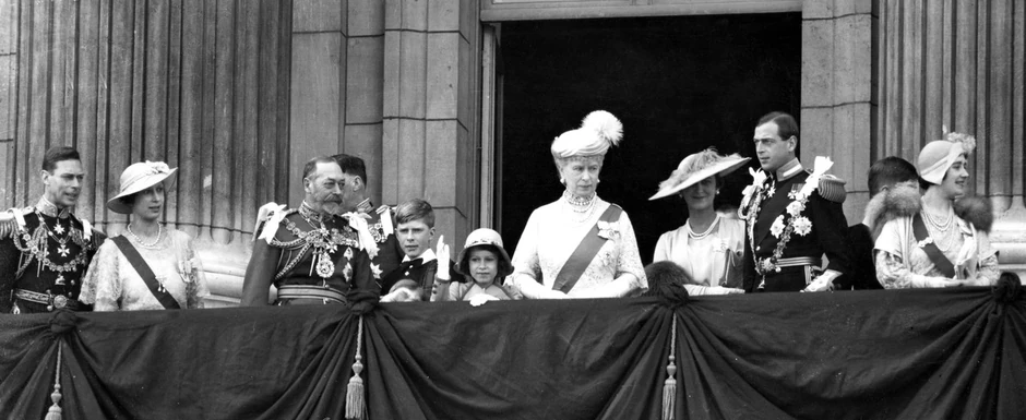 Princeza Elizabeta na balkonu Bakingemske palate sa kraljem Džordžom V 1935.
