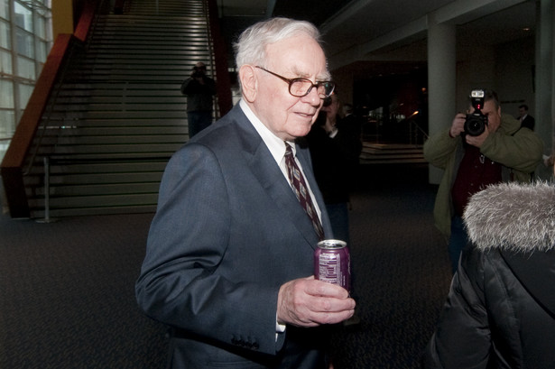 Warren Buffett założyciel i prezes zarządu funduszu Berkshire Hathaway sfotografowany z puszką Coca Coli