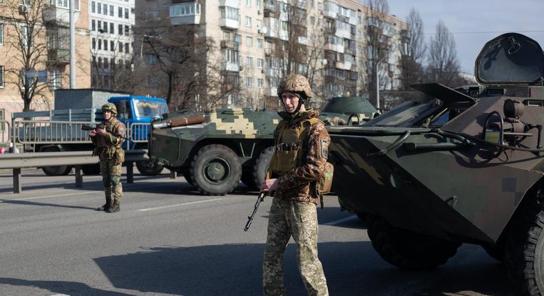 Des soldats ukrainiens à un poste de contrôle à Kiev, en Ukraine, le 25 février 2022.