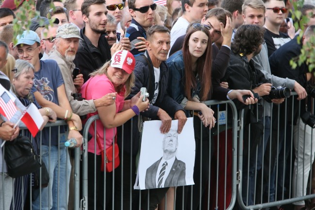 A niektórzy przyszli nawet z wizerunkami amerykańskiego prezydenta.