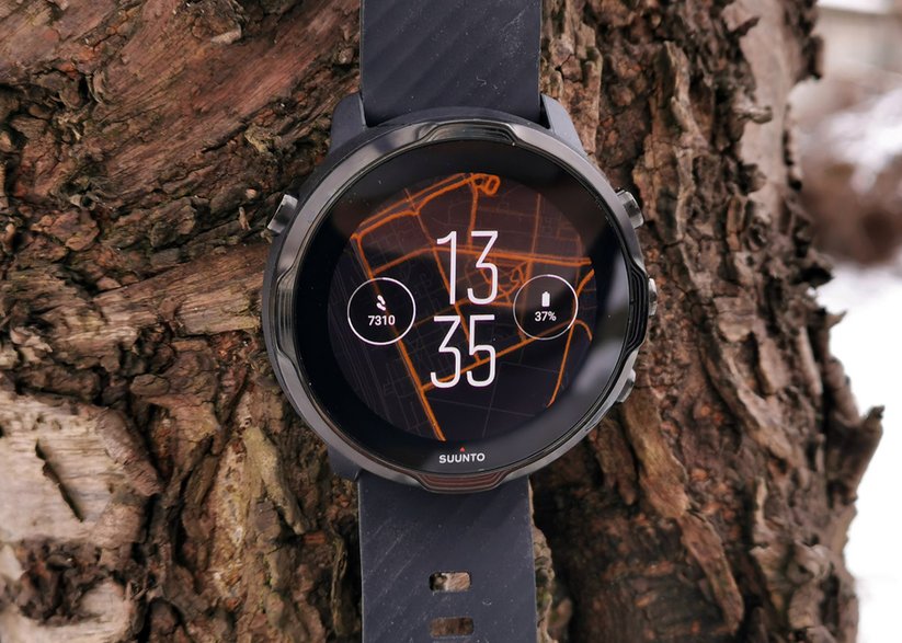  Na ekranie Suunto 7, jako tapeta może być wyświetlana aktualna mapa - ciekawy pomysł. Ponadto zegarek pozwala wgrać do swojej pamięci mapy offline, z których możemy korzystać w czasie treningu lub wycieczki.  