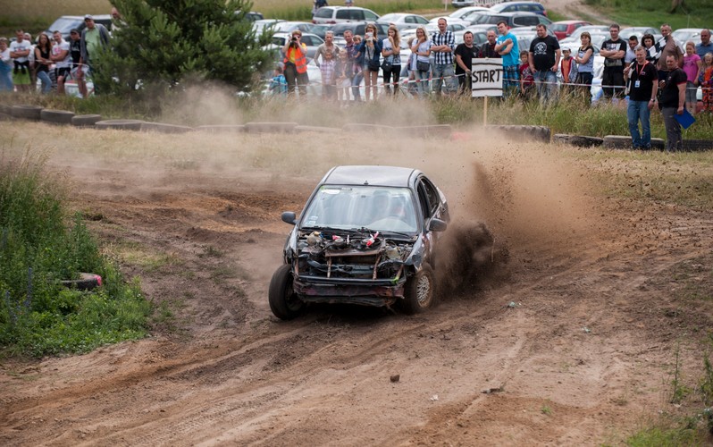 Te auta powinny być na złomie, ale ścigają się w Polskiej Lidze Wraków