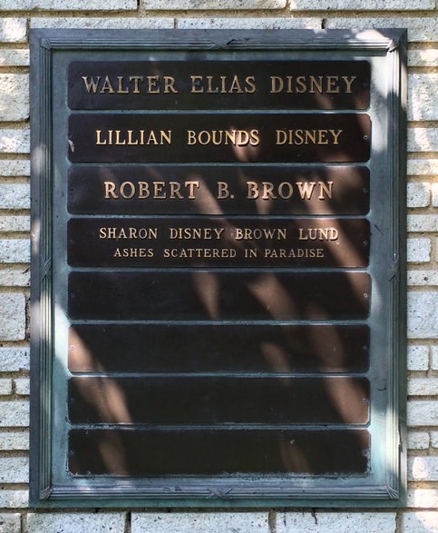 Grób Disneya na cmentarzu w Glendale w Kalifornii