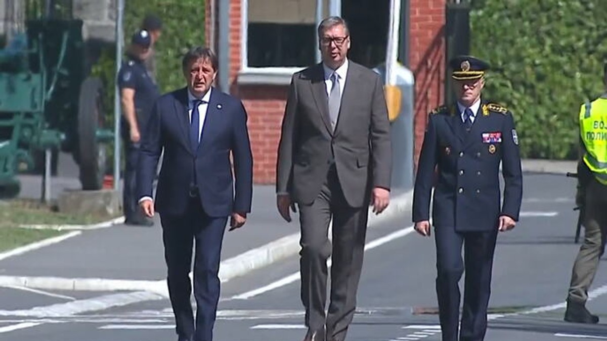 Aleksandar Vučić, kasarna