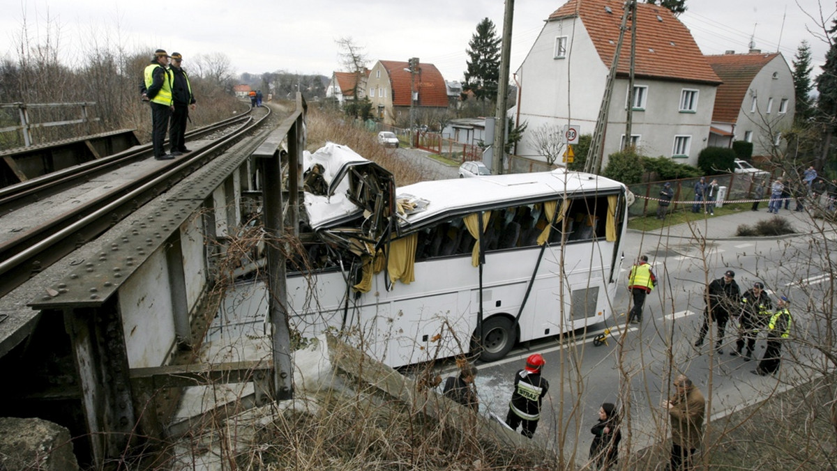 ŚWIDNICA WYPADEK AUTOBUS DZIECI RANNI