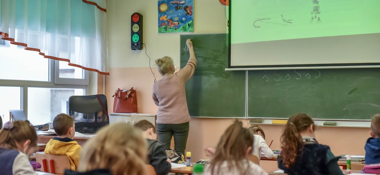 Nauczyciele oburzeni "arogancją władzy".  Domagają się wycofania projektu ustawy