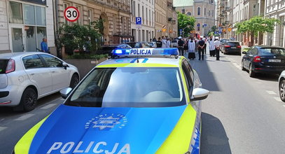 Dramatyczna interwencja policji w Poznaniu. Pies zamknięty w gorącej pułapce