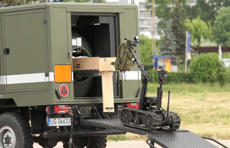 Pokaz saperski, w ramach Parady Robotów 2015 w Krakowie
<br><br>
fot. (sr/mr) PAP/Stanisław Rozpędzik