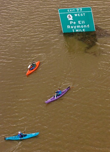 Poziom błotnistej wody w krytycznych miejscach sięga nawet trzech metrów