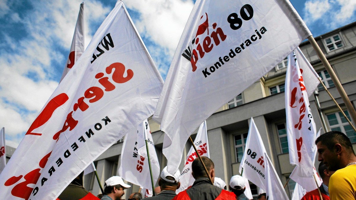 Ponad 5 tys. górników manifestowało dziś w Katowicach. Hasłem protestu były słowa: "Pokażmy im swój gniew". Górnicy przyszli żeby domagać się swoich praw, między innymi większych płac. Protestujący zgromadzeni najpierw pod Spodkiem udali się następnie pod siedzibę Katowickiego Holdingu Węglowego, do którego wdarło się kilku górników - informuje TVN 24. W tłumie widać było sztandary m.in. Solidarności, Związku Zawodowego Górników w Polsce i Sierpnia 80. Na transparentach umieszczono hasła "Balcerowicz nie może wrócić", "Reformatorów emerytalnych zapraszamy na dół", "Stop prywatyzacji", czy "Bunt niewolników". Skandowano hasła: "złodzieje, złodzieje" i "dziś Platforma, jutro wojna".