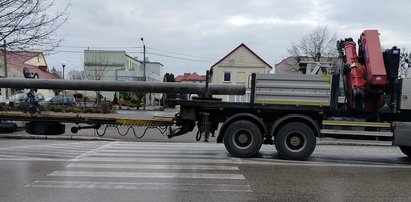 Ciężarówką wiózł betonowy słup. Nagle się zatrzymał i poszedł na zakupy. Policjanci aż złapali się za głowę