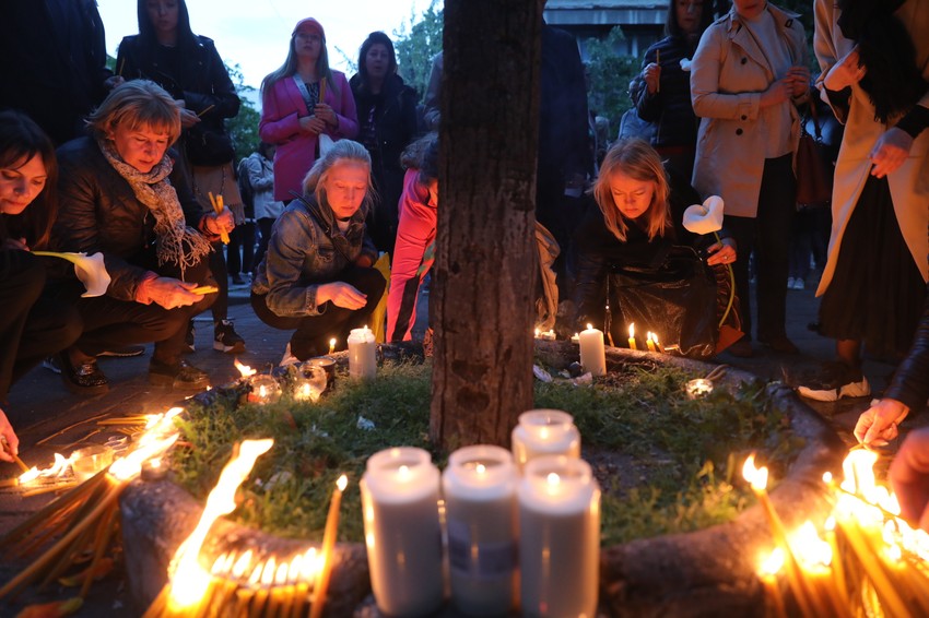 Bolni prizori širom Srbije, ljudi odaju poštu nastradalima