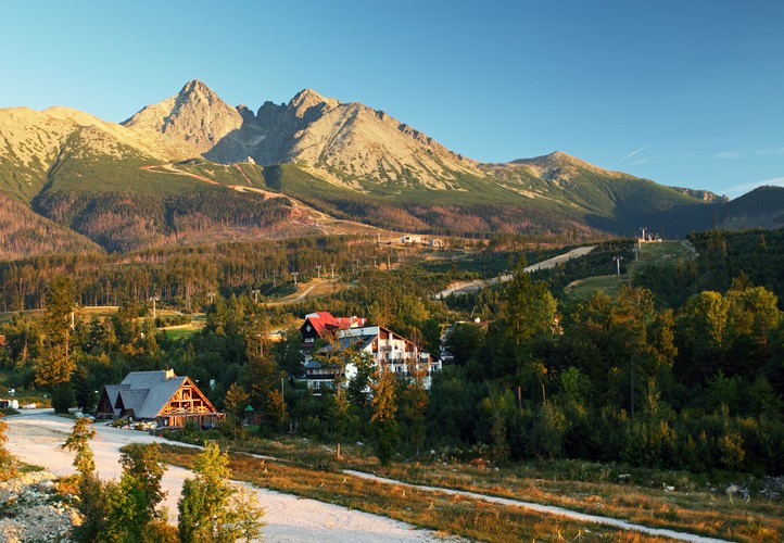 <strong>3. Tatrzańska Łomnica</strong>
<br><br>
Tatrzańska Łomnica oraz Stary Smokowiec to najlepsze punkty wypadkowe w Tatry Słowackie. Tutaj swój początek ma najwięcej górskich szlaków. Jeśli planujemy kilkudniowe wycieczki, warto wcześniej zarezerwować miejsce w konkretnym górskim schronisku. W sezonie letnim może brakować wolnych miejsc.