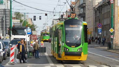 Wypadek w Poznaniu. Samochód zderzył się z tramwajem; jedna osoba jest ranna