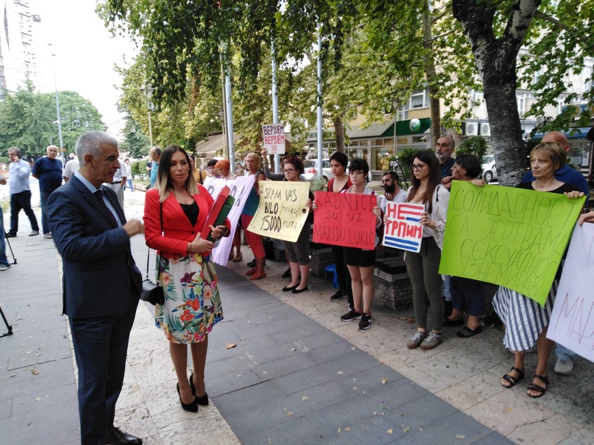 Podrška Marji Lukić ispred sudnice