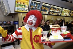 Maskottchen Ronald McDonald mit Men, McDonalds-Filiale Berlin