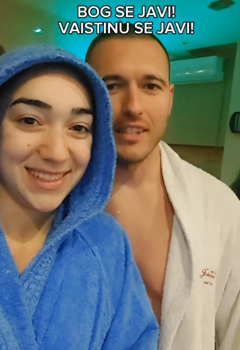 Fitnes liznakinja plivala sa dečkom za Lasni krst