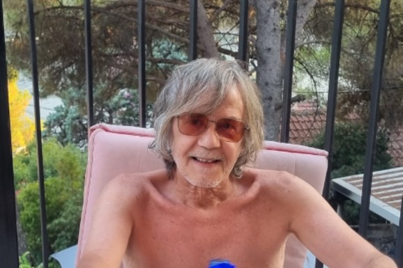 (FOTO) Žika Todorović BEZ MAJICE, sedi na pločicama, ovako uživa u Bigovu GDE IMA KUĆU: "Ništa bez dobrog komšije" - Stigle reakcije od kolega iz Beograda