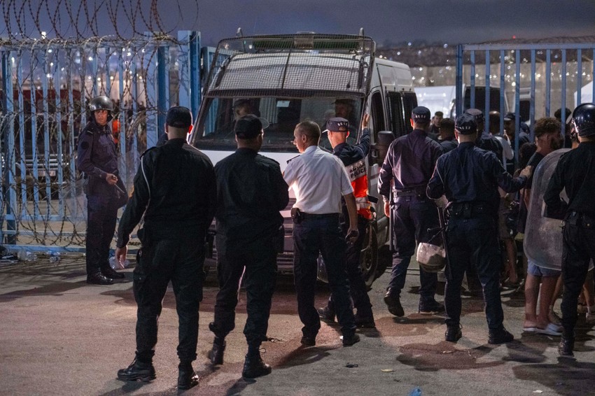 Migranti pokušavaju da pređu iz Maroka u špansku enklavu Seutu, Španija digla vojsku
