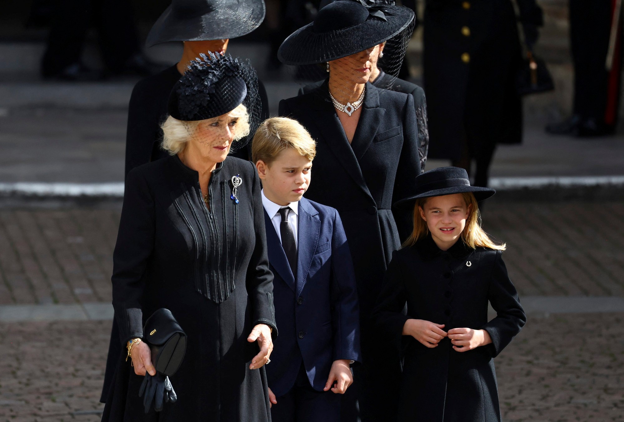 Deti Williama a Kate na pohrebe britskej kráľovnej.