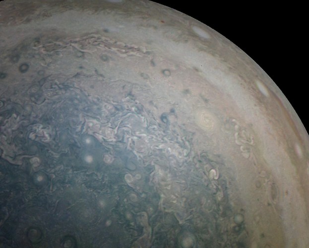 Wiry nad południowym biegunem Jowisza / Fot. NASA