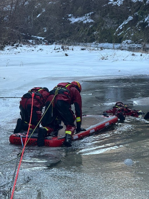 Hasiči zasahujú vo vodnej nádrži Bukovec.