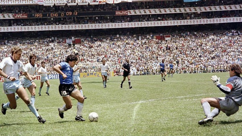 Maradona postiže drugi gol protiv Engleske 1986. | Foto: AFP via Getty Images