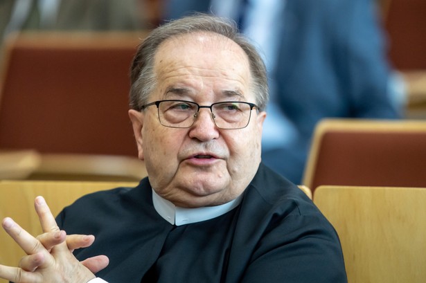 Toruń, 24.07.2020. Dyrektor Radia Maryja i Telewizji Trwam o. Tadeusz Rydzyk (C) podczas konferencji „Europejski Zielony Ład a interes Polski”, 24 bm. w auli Wyższej Szkoły Kultury Społecznej i Medialnej w Toruniu. Konferencja jest organizowana przy współpracy WSKSiM w Toruniu ze Stowarzyszeniem na Rzecz Zrównoważonego Rozwoju Polski im. prof. Jana Szyszko. (tż/awol) PAP/Tytus Żmijewski