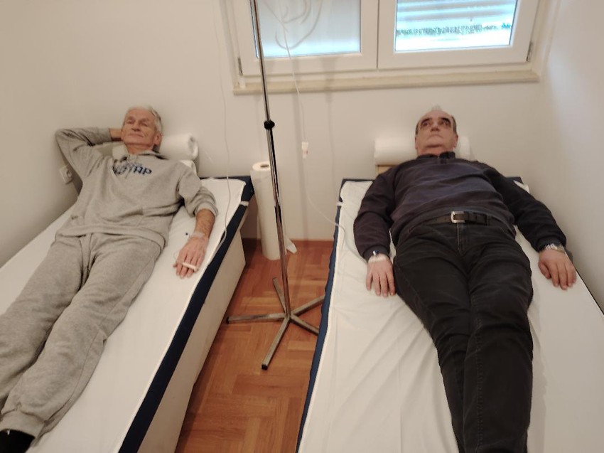 Dr Buha i sam prima preventivno infuziju sa pčelinjim otrovom jedanput mesečno