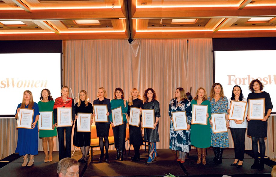 Od lewej: Emilia Nowakowska (NatWest Polska), Ela Raczkowska (Vital Voices Chapter Poland), Joanna Szendzielorz (Laboratoires Vivacy Polska), Magdalena Borowiec (Flokk Polska), Anna Watkowska (Okam Capital), Karolina Andrian (Fundacja Share The Care), Urszula Okarma (Kruk SA), Izabela Tworzydło (BNP Paribas Bank Polska SA), Małgorzata Romaniuk (Bank BPH), Dorota Czekaj (Fundacja Przedsiębiorczości Kobiet), Monika Żarnecka (A4Bee Sp. z o.o.), Martyna Ślosarek (Arago), Iga Wasilewicz (BASF Polska). Sygnatariuszami akcji Równa Firma w 2022 roku były także Santander Bank, Santander TFI oraz UN Global Compact Network Poland.