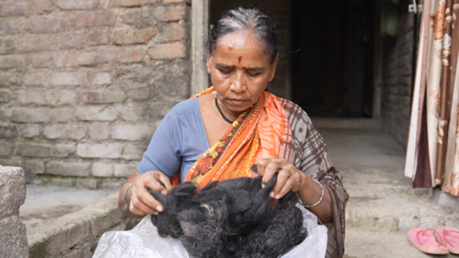Šezdesetogodišnja Kaveri Dalokar sakupila je opalu kosu i čuva je u torbi | Foto: BBC