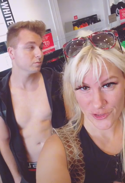 Kara jednoducho miluje starostlivosť o mužov.