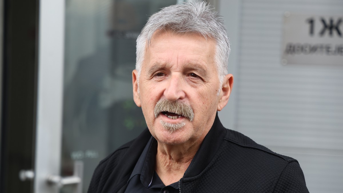 "NORMALNO DA ĆU DA GRLIM ŽENE, NEĆU MUŠKARCE!" Bosanca opkolile obožavateljke ispred studija "Pinkovih zvezda", ne skida osmeh sa lica, stigli i Zorica i Kemiš, pevačica žuri na snimanje