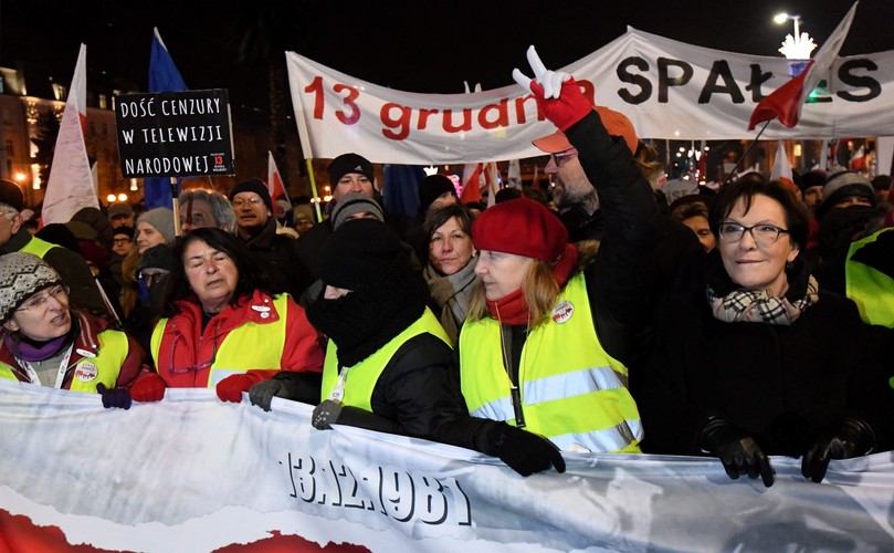 Była premier Ewa Kopacz na czele marszu Komitetu Obrony Demokracji 'Stop Dewastacji Polski!'