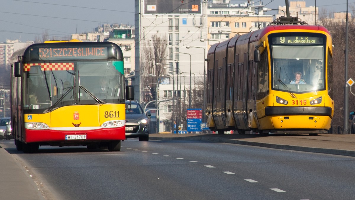 Z okazji Święta Niepodległości w poniedziałek odbędzie się w Warszawie kilkanaście uroczystości, zgromadzeń i imprez masowych. Z utrudnieniami muszą liczyć się zarówno kierowcy, jak i pasażerowie komunikacji miejskiej.