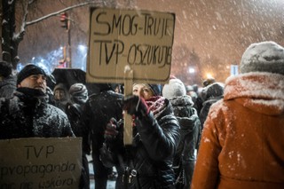 „Wiadomości” Kurskiego jak „Dziennik Telewizyjny'. Mieszkańcy Świdnika znowu wyprowadzili telewizory na spacer