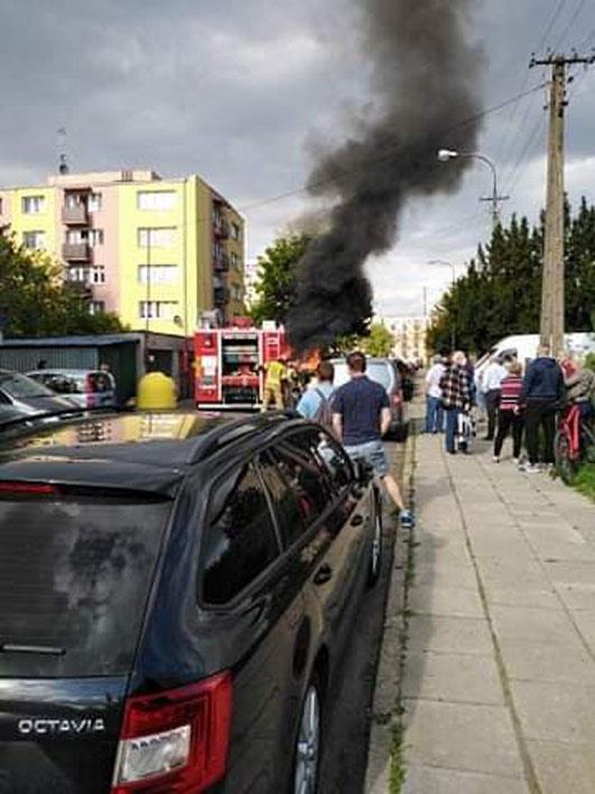 Pożar samochodu w Płocku. W środku znajdował się pięciolatek