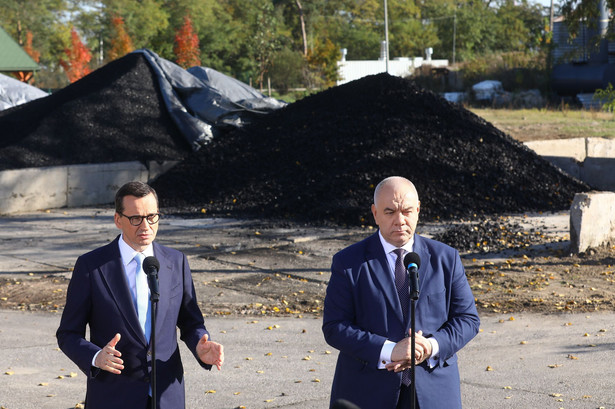 Premier Mateusz Morawiecki (L) i wicepremier, minister aktywów państwowych Jacek Sasin (P)