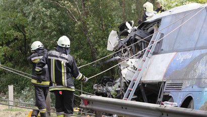 Most érkezett: elhunyt az M7-esen történt busztragédia egyik sérültje, így kilencre nőtt az áldozatok száma