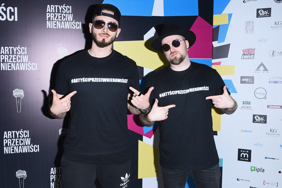 "Artyści przeciw nienawiści": wokaliści w specjalnych koszulkach