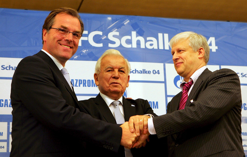 Clemens Toennies (L) i Gerhard Rehberg (P) ogłosili podpisanie umowy wraz z przedstawicielem Gazpromu Sergiejem Fursenko (Ś) (9 października 2006)