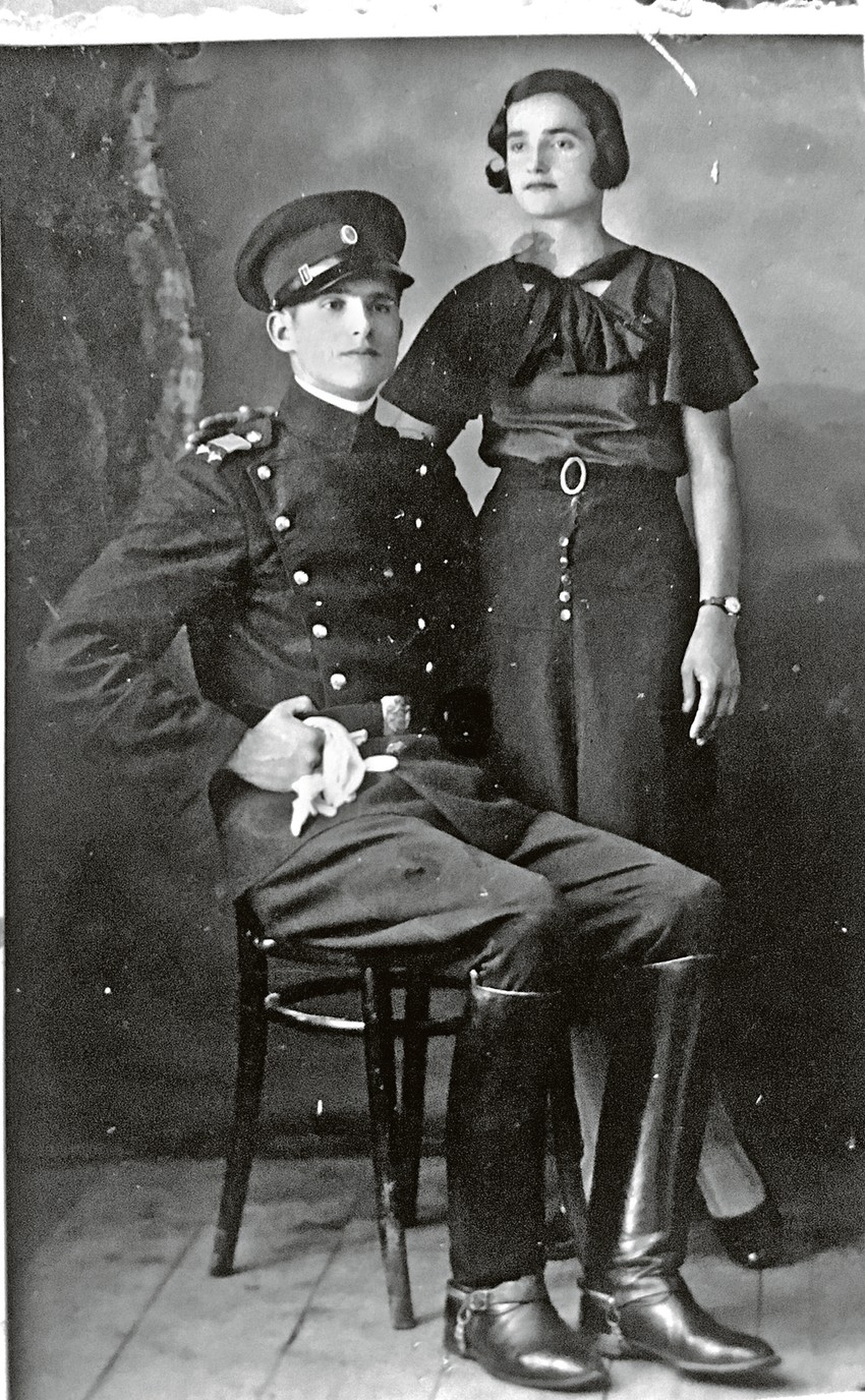 Božidar kao pitomac Vojne akademije sa sestrom Savetom