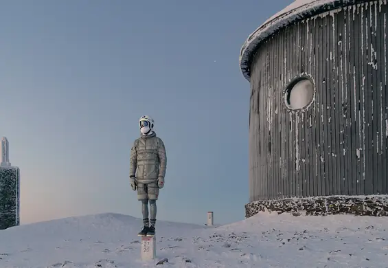 Śnieżka wygląda tu jak kosmos. Świetna sesja promocyjna puchowych kurtek polskiej marki