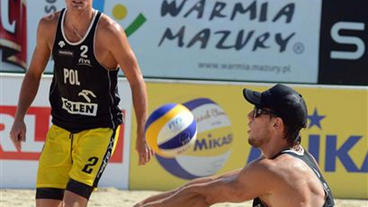 W zawodach FIVB Beach Volleyball Swatch World Tour Mazury Orlen Grand Slam 2012 reprezentanci Polski zakończyli rundę grupową turnieju głównego. Po wyśmienitej postawie Polaków wczoraj, dziś było niewiele gorzej. Swoje spotkania wygrały duety Fijałek/Prudel oraz Kądzioła/Szałankiewicz. Kantor/Łosiak przegrali pojedynek z Łotyszami Plavins/Smedins, jednak zaprezentowali się w nim naprawdę dobrze i nie oddali wygranej bez walki.