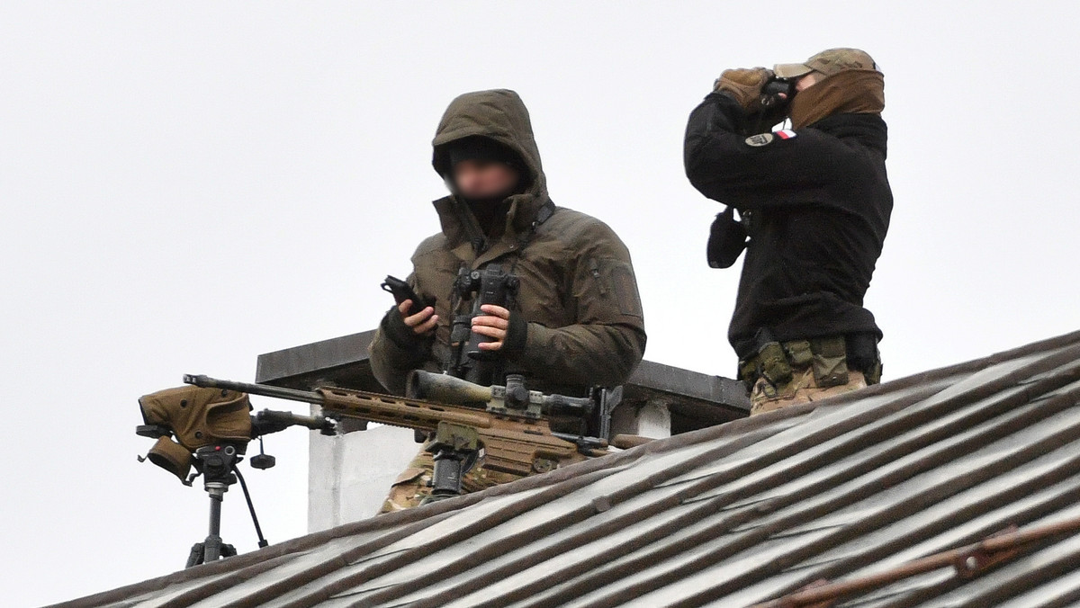 To oni chronią prezydenta USA w Polsce. Wypatrzyli ich na dachu [ZDJĘCIA]